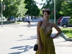 Öffentlich lässt sich das zeigefreudige Girl filmen